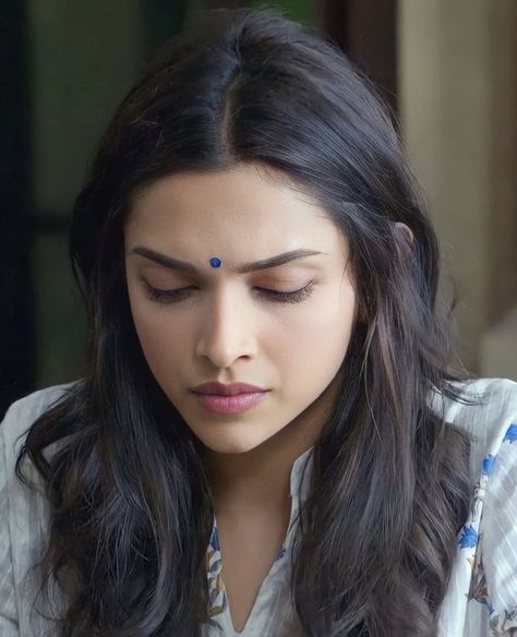 Piku Deepika Padukone Outfit, Piku Deepika Padukone, Deepika Padukone Piku, Wood Moodboard, Deepika Padukone Movies, Elia Martell, Ranbir Kapoor Deepika Padukone, Bollywood Aesthetics, Dipika Padukone