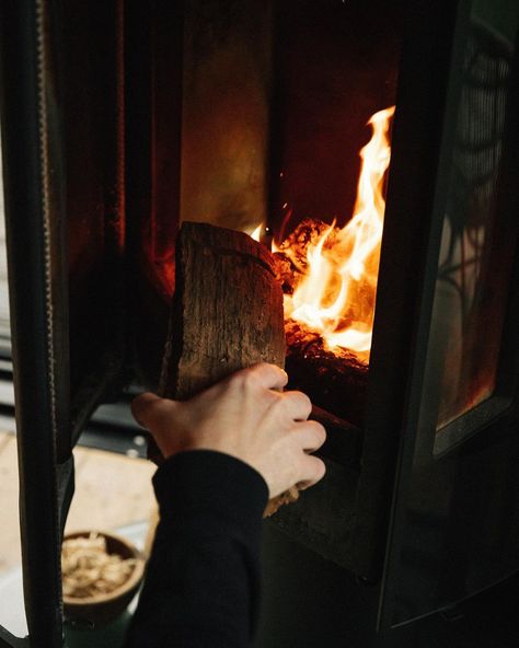 Cabin Photoshoot, Hygge Aesthetic, Lodge Aesthetic, Log Fire, Cabin Aesthetic, Cold Morning, I Love Winter, Frank Gehry, Winter Cabin