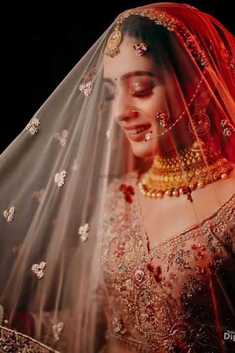 Without some creative bridal veil portraits, the photography session of the wedding cannot be complete. Here are the Most beautiful and unique bridal portraits idea. #weddingbazaar#indianwedding #bridalportraits #brideveil #brideveiloverface #brideveillong #brideveilshort #brideveilstyles #brideveilhairdown #brideveilphotoshoot #brideveilphotos #brideveilboho #brideveilindian #brideveilmodern #brideveilhairstyles #brideveilwedding #brideveildiy #brideveilaesthetic #brideveilmuslim #brideveilupdo Get In Ready Bride, Indoor Bridal Shoot, Pellikuthuru Poses, Bridals Photo Shoot, Bridal Photo Shoot Ideas, Bihari Wedding, Shadi Photo, Parlour Shoot, Bride Portrait Photography