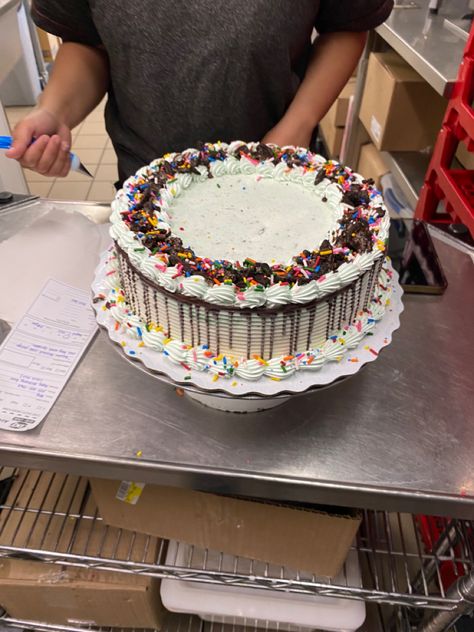 Ice Cream Cake Dairy Queen, Dq Cake Designs Dairy Queen, Dq Ice Cream Cake Design, Dairy Queen Cake Designs, Dq Cakes Designs, Baskin Robbins Cake, Baskin Robbins Ice Cream Cake, Dq Ice Cream Cake, Dairy Queen Ice Cream