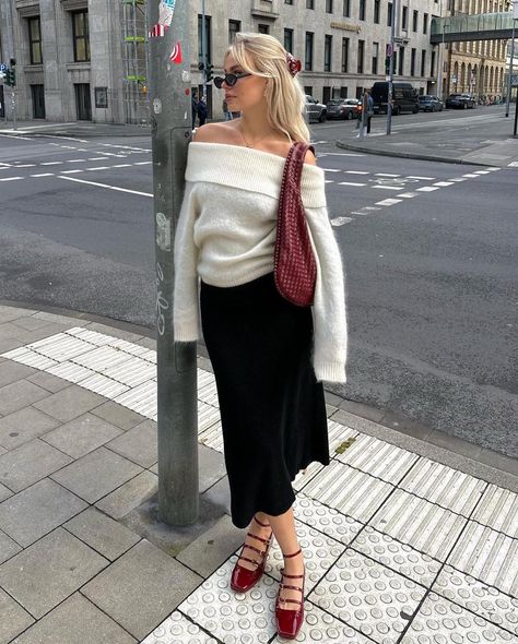 17 Classy Mary Jane Shoes Outfit Ideas For A Timeless Look - The Wandering Girl Mary Jane Flats Outfit, Red Flats Outfit, Outfits With Mary Janes, Mary Jane Outfit, Red Shoes Outfit, Mary Jane Shoes Outfit, Shoulder Tops Outfit, Ballet Flats Outfit, Look Office