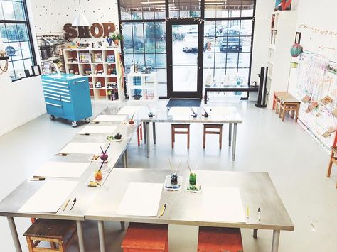 Art Room Table Set Up, White Art Studio, Childrens Art Studio, Rainy Tuesday, Kids Art Studio, Classe D'art, Retail Store Interior Design, Art Studio Space, Art Studio Design