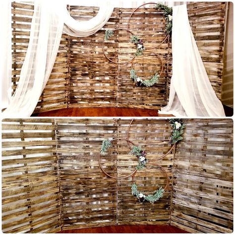 Burlap Backdrop Wedding, Covering Walls With Fabric, Cheap Diy Photo Backdrop, Diy Pallet Backdrop, Pallet Backdrop Wedding, Pallet Backdrops, Rustic Photo Backdrop, Diy Backdrop Ideas On A Budget, Burlap Backdrop