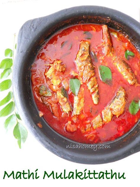 Mathi Mulakittathu, Malabar Fish Curry is an easy and quick fish curry made with sardines and tomatoes....step by step tutorial. Sardine Curry, Kerala Food Recipes, Kerala Fish Curry, Indian Fish Recipes, Curry Fried Rice, Seared Fish, Sardine Recipes, Kerala Recipes, Fish Curry Recipe