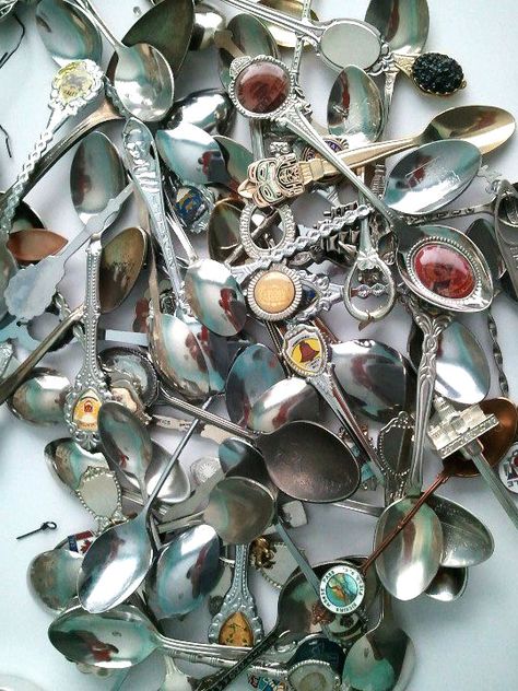 Repurpose Souvenir Spoons, Souvenir Spoons Crafts, Spoons Diy, Impress Art, Spoon Craft, Diy Recycled Projects, Silverware Art, Spoon Crafts, Antique Spoons