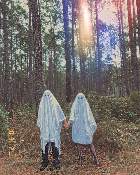 Ghosts In The Woods, Sheet Ghost Couple, Couples Ghost Photoshoot, Ghost Shoot, Sheet Ghosts, Ghost Pics, Fall Couple Pictures, Ghost Photoshoot, Halloween Shoot