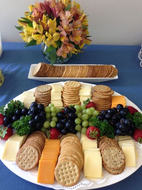 Birthday Appetizers, Fingerfood Recipes, Cheese And Cracker Platter, Cheese And Cracker Tray, Fruit Appetizers, Mini Burger, Board Charcuterie, Snack Board, Party Food Platters