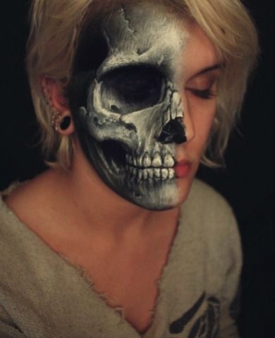 Half Skull Face Paint, Half Skull Face, Make Up Diy, Skull Face Paint, Half Skull, Skeleton Makeup, Special Fx Makeup, Horror Makeup, Theatrical Makeup