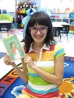 Cute idea - have an older student dress up like a book character and visit your classroom. Character Parade Ideas, Story Book Costumes, Hope King, Book Characters Dress Up, Ideas For Kindergarten, Book Character Day, Reading Buddies, Parade Ideas, Character Dress Up