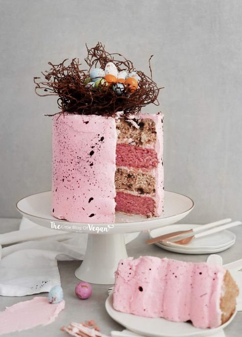 Speckled easter cake with nest recipe (ft DeDietrich) Easter Cake Vegan, Crumb Coating A Cake, Gluten Free Easter, Easter Egg Cake, Easter Cake Recipes, Resipi Kek, Vegan Easter, Easter Snacks, Egg Cake