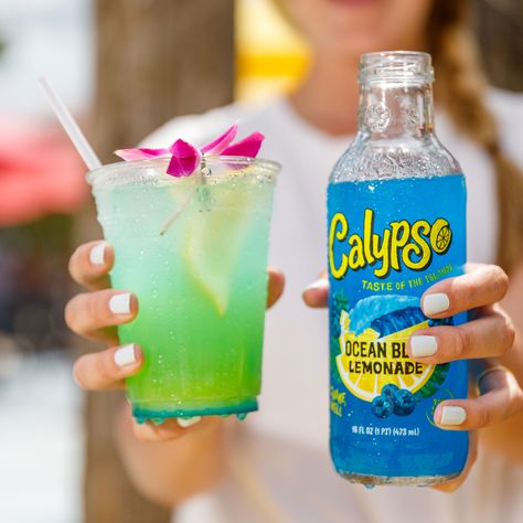 3 Parts Calypso Ocean Blue Lemonade2 Parts Coconut RumSplash of Pineapple Juice Blue Calypso Alcohol Drink, Calypso Lemonade, Blue Lemonade, Happy Drink, Lemonade Cocktail, Boba Drink, Fast Foods, Coconut Rum, Highball Glass