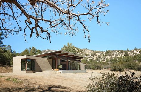 Amazing net zero family retreat merged into the high desert of California Zoo Habitats, Cinder Block House, Solar Array, Olson Kundig, Desert House, Desert Living, American Architecture, Patio Roof, Desert Homes