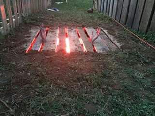 Hell's gate? A pallet, red lights, plastic hands, and some light digging. Pallet Halloween, Diy Halloween Dekoration, Halloween Diy Outdoor, Halloween Decor Diy, Casa Halloween, Halloween Memes, Adornos Halloween, Halloween Tattoo, Yard Decorations