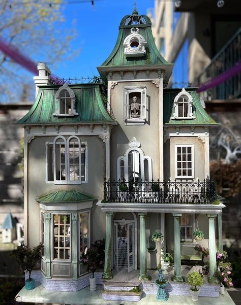 Victorian Dollhouse Exterior, Sims 4 Victorian House, Dollhouse Roof, Beacon Hill Dollhouse, Vampire House, Model Houses, Miniature Dollhouses, Fairytale House, Sims 4 House Plans