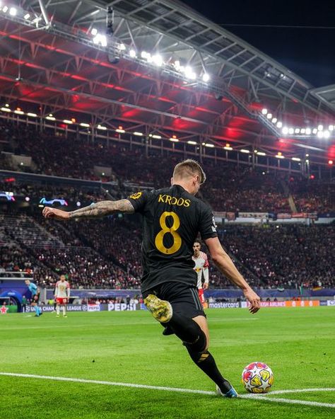 UEFA Champions League on Instagram: "Corner kick 📸😍   #UCL" Instagram Corner, Body Workout Plan, Toni Kroos, Football Wallpaper, Uefa Champions League, Champions League, Real Madrid, Ronaldo, Madrid