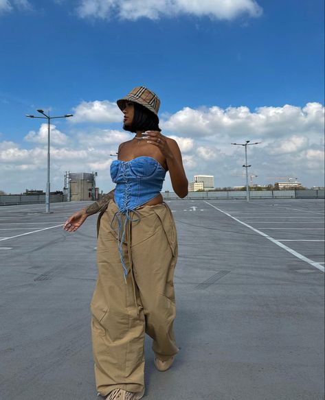 Denim Bucket Hat Outfit Black Women, Vegas Outfits, Outfit Black Women, Streetwear Ideas, Clubbing Outfits, Vegas Outfit, Outfit Streetwear, Baddie Fits, Cargo Pants Outfit