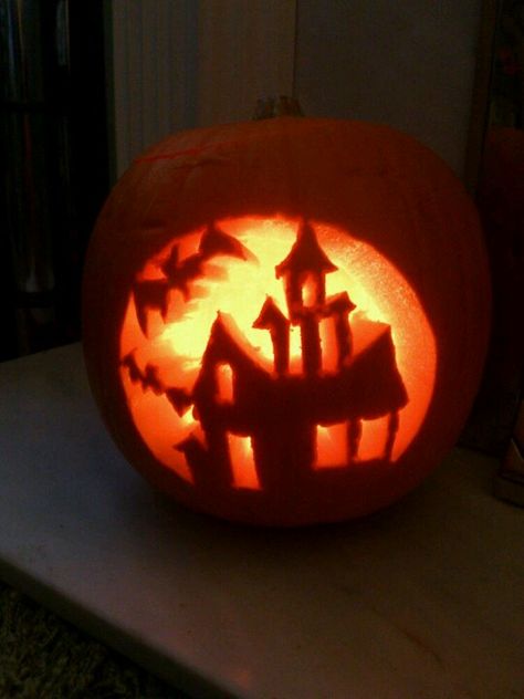 Haunted house carved pumpkin Haunted House Pumpkin, Carving A Pumpkin, Pumpkin Carve, House Pumpkin, Halloween Pumpkin Carving Stencils, Pumkin Carving, Scary Pumpkin Carving, Pumpkin Template, Pumpkin House