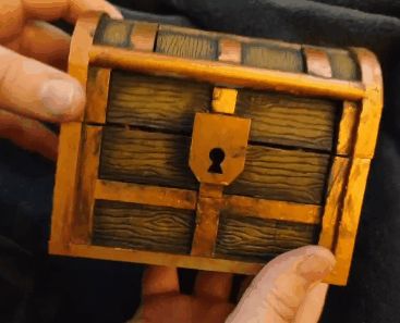 Morphing Mimic Chest Mimic Dice Chest, Mimic Dnd Art, Mimic Chest Art, Diy Mimic Chest, Mimic Ideas, Mimic Monster, Mimic Chest, Chests Diy, Dnd Crafts