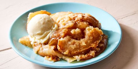 Apple Betty Recipe, Apple Betty, Easy Apple Crumble, Apple Crumble Recipe, Sliced Apples, Apple Dessert Recipes, Crumble Recipe, Baked Apple, Pastry Blender