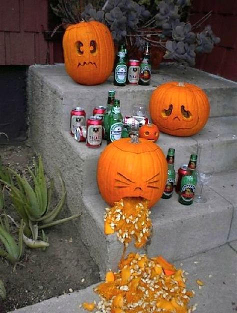 ttps://flic.kr/p/5swVL8 | Pumpkins Drink | This picture was sent to me by a friend with Funny Jack O Lanterns, Puking Pumpkin, Funny Pumpkin Carvings, Creative Pumpkin Carving, Hallowen Ideas, Fröhliches Halloween, Jack O'lantern, Adornos Halloween, Creative Pumpkins