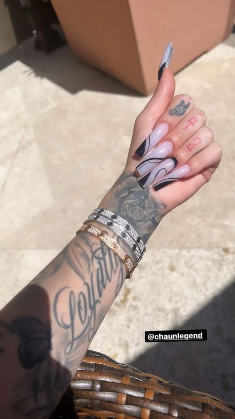 777 On Hand Tattoo, Heart Tattoo Ideas, Chicanas Tattoo, Cute Hand Tattoos, Hand And Finger Tattoos, Pretty Hand Tattoos, Neck Tattoos Women, Tasteful Tattoos, Tattoos For Black Skin