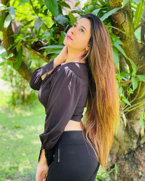 Beauty In Black, Hiba Nawab, Bollywood Hairstyles, Indian Actress Hot Pics, India Beauty, Eye Black, Open Shoulder Tops, Hollywood, Actresses