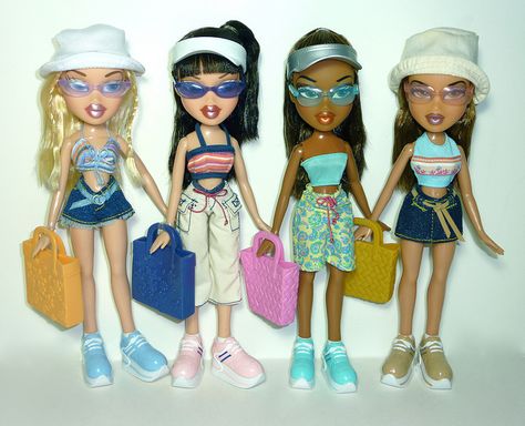 Bratz Summer Outfits, Bratz Beach Party, Bratz Lookbook, Bratz Beach, Bratz Summer, Bratz Core, Handbag Packaging, Bratz Aesthetic, Bratz Doll Outfits