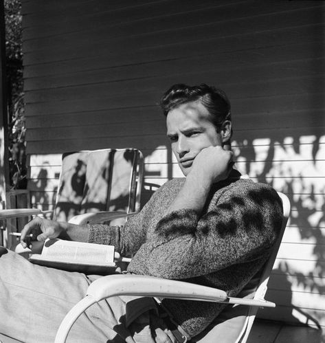 „“A good book can make an almost impossible existence, liveable” --  Charles Bukowski. Marlon Brando Photography © Ed Clark , LIFE , 1949. Klasik Hollywood, Sir Anthony Hopkins, San Quentin, Early Photos, The Three Stooges, Actrices Hollywood, Marlon Brando, Time Life, Hollywood Legends