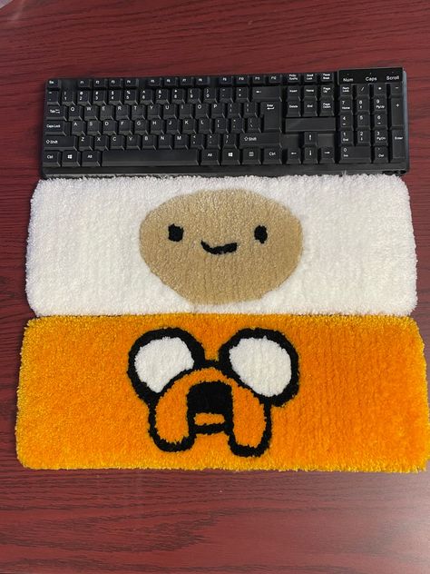 What time is it??!! Adventure Time Dress up your work space with Finn and Jake! Adventure Time Rug, Keyboard Rug Ideas, Keyboard Rug, Ideas Emprendimiento, Sticker Inspiration, Punch Needling, Finn And Jake, Punch Embroidery, Finn Jake