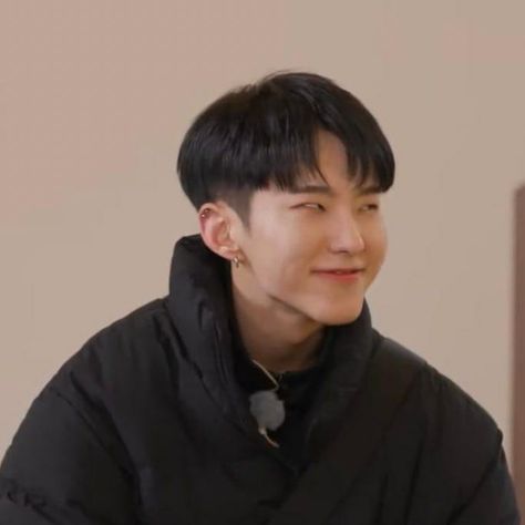 Smile Meme, Seventeen Memes, Facing The Sun, Hoshi Seventeen, Seventeen Wallpapers, Seventeen Album, Good Smile, Meme Faces, 인물 사진