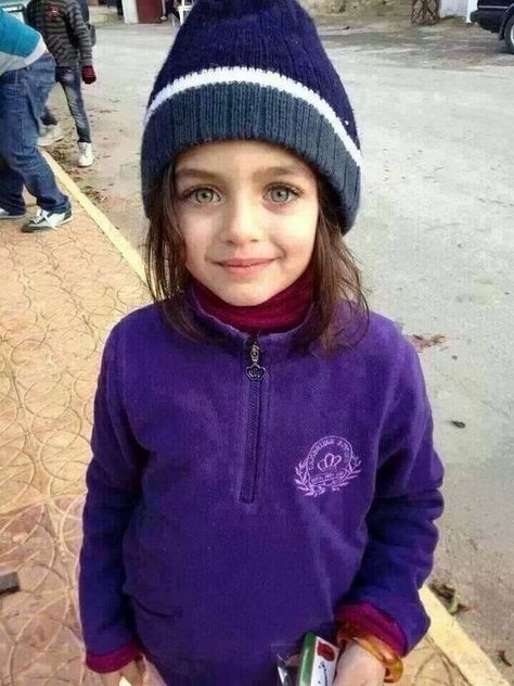 a small Syrian girl selling gum in the streets to feed herself.a true example of the strong will in the young heart. - Imgur Children Of Syria, Syrian Children, We Are The World, Pretty Eyes, Syria, Little People, Beautiful Eyes, Enchanted, Beautiful People