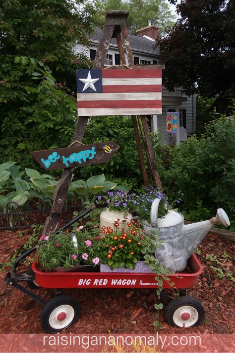 Garden Diy Decoration Ideas, Wagon Garden, Wagon Ideas, Wagon Planter, Garden Ladder, Front Yard Decor, Front Yard Design, American Flag Wood, Container Gardening Flowers