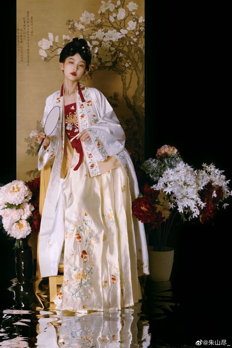 Ancient China Aesthetic, Traditional Vietnamese Clothing, Vietnamese Clothing, Cheongsam Modern, Ancient Chinese Clothing, Wallpaper Iphone Disney Princess, Japan Painting, Chinese Hair, Chinese Art Girl