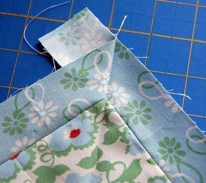 this looks like a great way to avoid mitered corners(I could have used this today!). Sewing Mitered Corners, Quilt Binding Tutorial, Quilt Corners, Binding Tutorial, Easy Quilt, Sew Ins, Quilt Border, Beginner Sewing Projects Easy, Quilt Binding