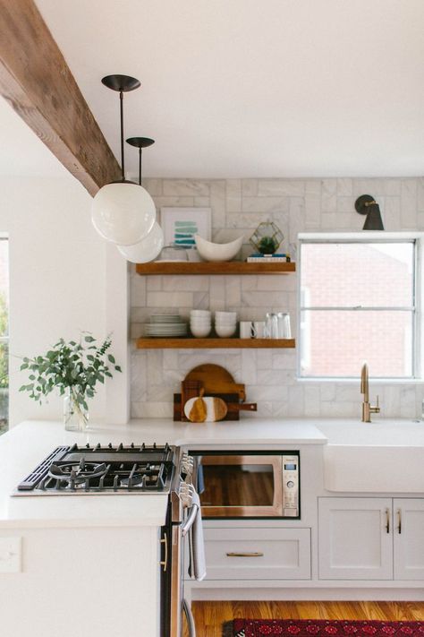 So excited to give you the juicy details of our kitchen remodel. Tay and I were generally pleased with how our remodel turned out, but the ... Minimalist Dekor, Simple Kitchen Design, Kabinet Dapur, Simple Kitchen, Kitchen Reno, Trendy Kitchen, Decor Minimalist, Kitchen Remodel Idea, Minimalist Kitchen