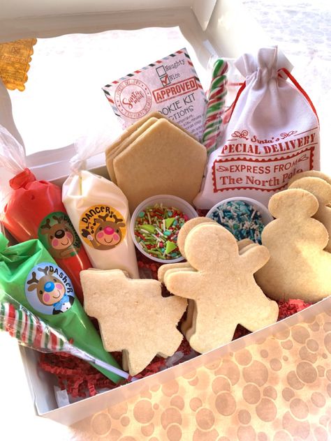 Bakery Christmas Gift Box Ideas, Cookie Box Ideas Christmas, Shipping Christmas Cookies, Bakery Christmas Packaging, Christmas Cookie Kits Diy, Christmas Diy Cookie Kit, Christmas Cookie Basket Ideas, Christmas Baking Boxes, Christmas Cookie Assortment