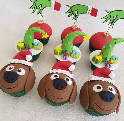 The Grinch Cupcakes💚💚💚 Credi Whoville Cupcakes, The Grinch Cupcakes, Grinch Themed Cupcakes, Grinch Cupcake Cake, Grinch Cake Ideas, Grinch Recipes, Grinch Cupcakes, Grinch Snack, Grinch Night