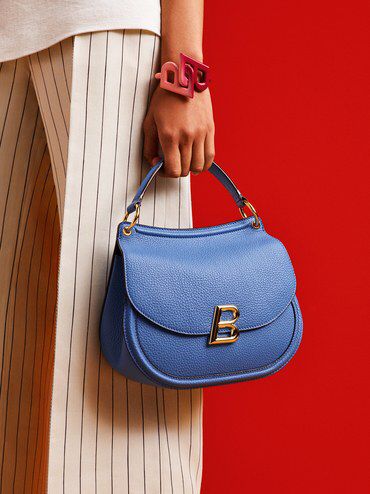 See detail photos for Bally Spring 2017 Ready-to-Wear collection. Bag Photoshoot Ideas, Shooting Photo Studio, Shooting Bags, Bally Bag, Shooting Studio, Types Of Handbags, Photography Bags, Photo Bag, Classic Accessories