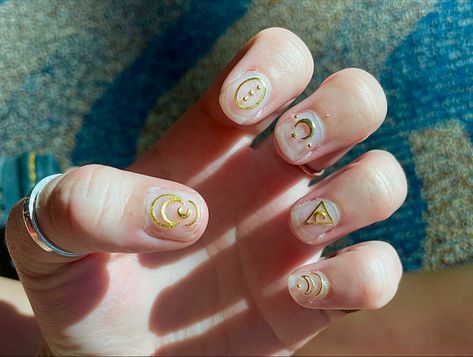 Greta Van Fleet, nails, gold, Dreams in Gold, nail art Greta Van Fleet Nail Designs, Greta Van Fleet Nail Art, Greta Van Fleet Nails, Nail Art 2023, Nail Polish Ideas, Nails Tutorial, Gold Nail Art, Greta Van Fleet, Nails Gold