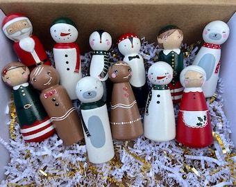 ABushelAndAPeg - Etsy France Christmas Peg Dolls, Toy Painting, Nativity Peg Doll, Peg Doll Ideas, Christmas Clothespins, Sustainable Christmas, Wood Peg Dolls, Wooden Peg Dolls, Clothespin Dolls