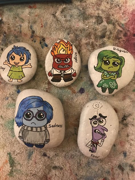 Inside Out Rock Painting, Inside Out Painted Rocks, Rock Painting Ideas Characters, Inside Out 2 Painting, Painted Rocks Characters, Character Painted Rocks, Rock Tile, Hunting Painting, Clutch Bag Wedding