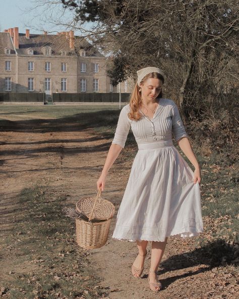 Italian Countryside Fashion, French Countryside Aesthetic Outfits, French Countryside Fashion, Housewife Aesthetic Dress, Trad Wife Aesthetic Outfits, Trad Wife Aesthetic, Countryside Outfit, Countryside Fashion, Wife Aesthetic