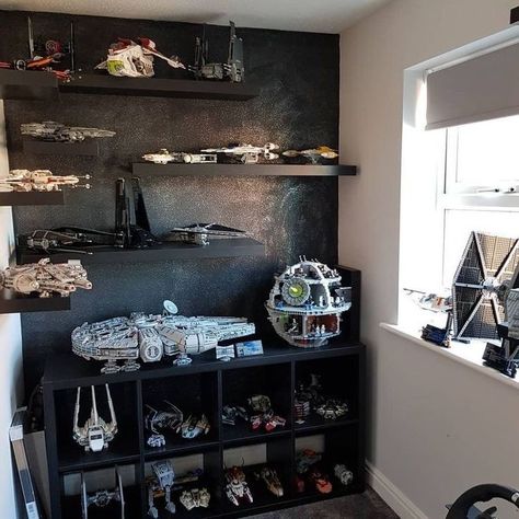 Lego Room Ideas, Cave Diy, Decoracion Star Wars, Lego Display Ideas, Lego Room Decor, Geek Room, Star Wars Bedroom, Nerd Room, Star Wars Lego