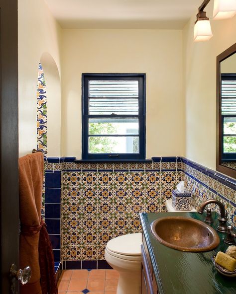 Wonderful Mediterranean Bathroom Design Bathroom Border Tiles, Mexican Tile Bathroom, Mexican Decorations, Spanish Style Bathrooms, Spanish Bathroom, Mexican Bathroom, Mediterranean Bathroom, Floral Bathroom, Bathroom Themes