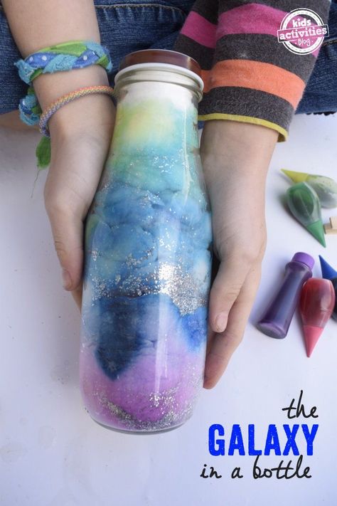 The coolest science experiment ever - the galaxy in a bottle! Diy Galaxie, Galaxy Bottle, Vetenskapliga Experiment, Diy Galaxy Jar, Galaxy In A Bottle, Galaxy Crafts, Galaxy Jar, Discovery Bottles, Diy Galaxy