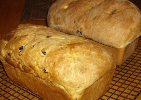 Amish Raisin Bread is a favorite around the holidays! Jalapeño Bread, Pennsylvania Dutch Recipes, Mennonite Recipes, Amish Bread, Friendship Bread, Cinnamon Raisin Bread, Raisin Bread, Baking Book, Loaf Of Bread