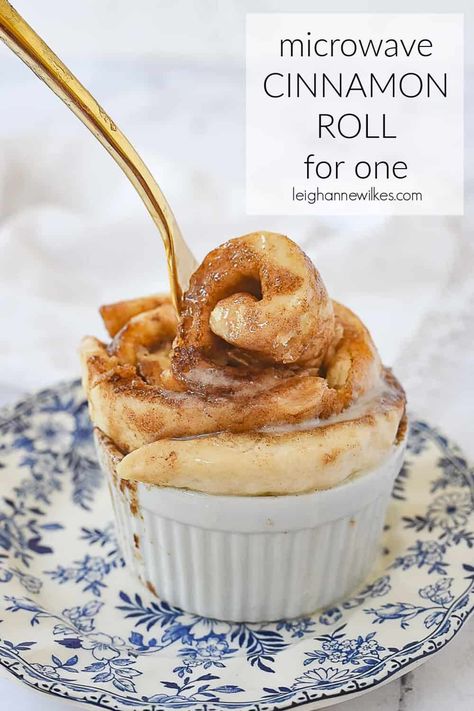 All you need are a few pantry ingredients, about 5 minutes and you can enjoy an ooey, gooey and delicious microwave cinnamon roll. It's the perfect way to satisfy that craving without over indulging with a whole batch of cinnamon rolls! Cinnamon Roll For One, Microwave Cinnamon Roll, Cinnamon Desserts, Microwave Dessert, Batch Recipes, Microwave Baking, Cinnamon Rolls Easy, Pantry Ingredients, Quick Dessert