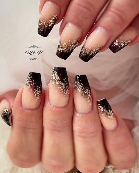 New Year’s Eve Nails Black And Gold, Black And Gold French Manicure, Award Ceremony Nails, Ny Eve Nails, Classy Nye Nails, Classy Business Nails, Black Tip Nails With Gold, Black And Gold Sns Nails, Classy Black And Gold Nails