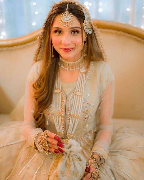 Nikah Jewellery Pakistani Bridal, Nikah Bride Hairstyles, Nikah Bride Pakistani Bridal, Nikkah Bride Hairstyle, Nikkah Bride Pakistan, Nikah Outfit Muslim Pakistani Bridal, Nikkah Bride Makeup, Pakistani Nikkah Bride, Nikah Jewellery