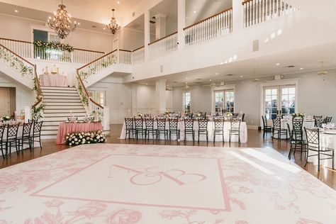 At the top of our top favorite dance floors! Love is in the air, and it's painted in shades of pink. 💕 PLANNER: Alexa @scarletroseevents @alexanagel8 @scarletrosecollective FLORAL: @evemberfloral Pink Dance Floor, Checkered Dance Floor, Pink And White Checkered, Pink Planner, Dance Floors, Best Wedding Venues, Shades Of Pink, Love Is In The Air, At The Top